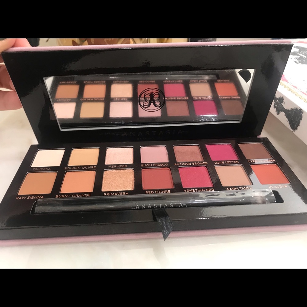 Modern Renaissance Eye Shadow Palette Multi Color